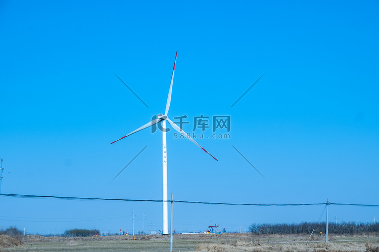 新能源白天风车动能发电田野上旋