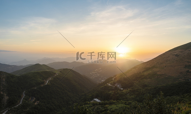 山上夕阳夕阳山峰山上无摄影图配