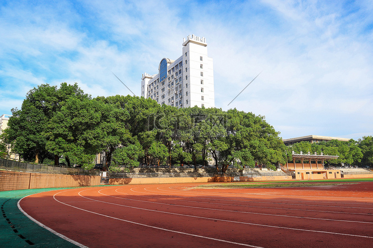 校园外拍足球场跑道全景摄影图配