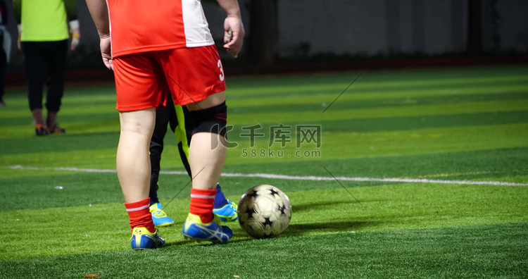 男人练习足球踢足球运动