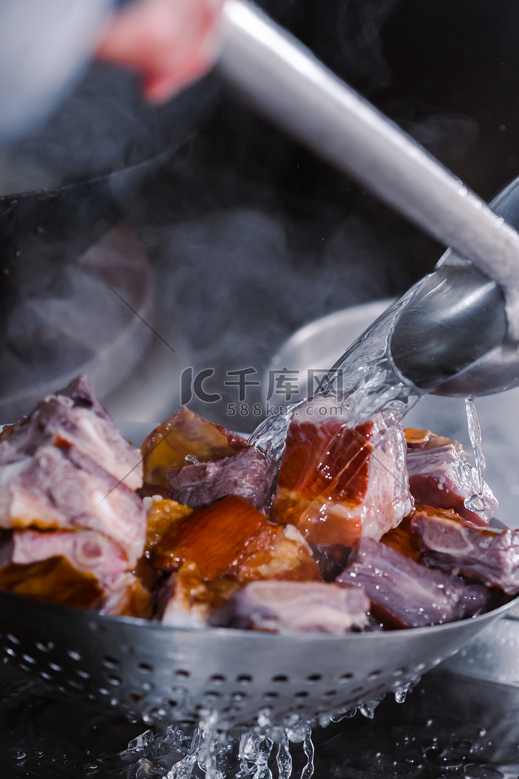 厨房美食红烧肉排骨制作摄影图配