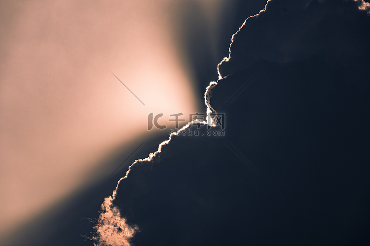 炸裂云层下午云层西湖云层摄影图