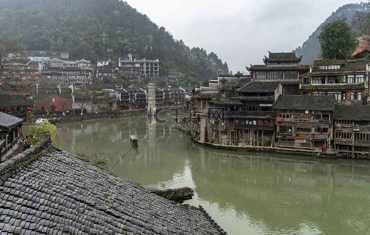 春至沱江白天湘西凤凰城雨中沱江