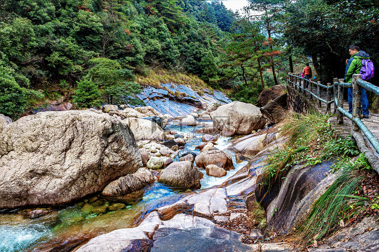 秋季风光早上流水山区流动摄影图