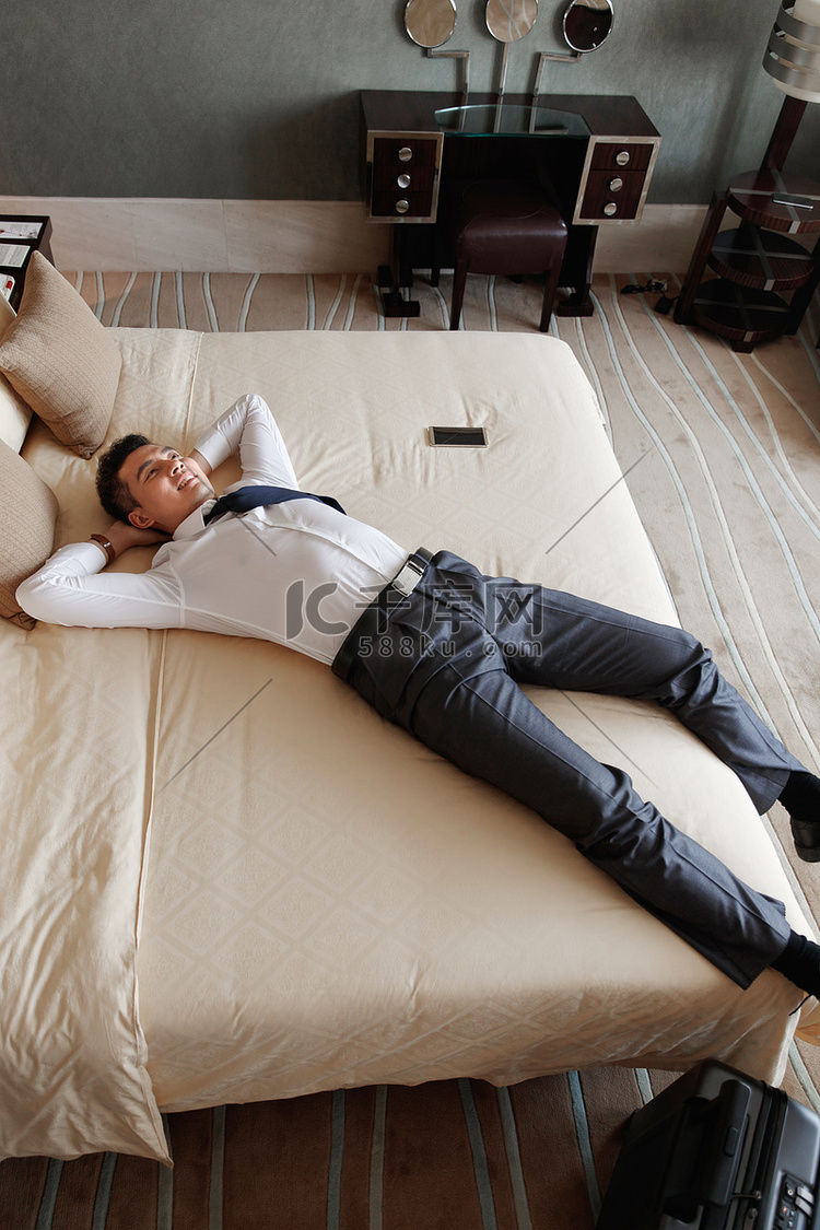 青年男士躺在酒店床上