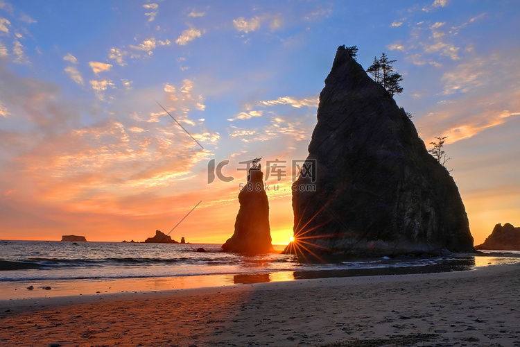 日落时有海栈的海岸线风景