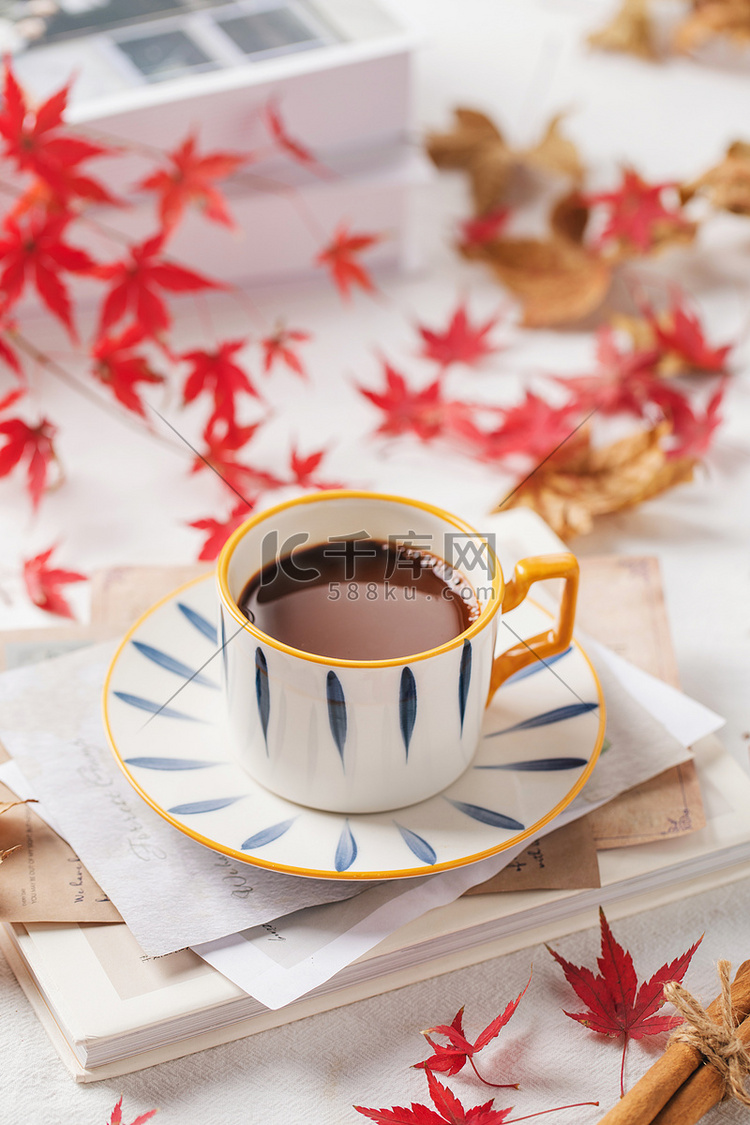 文艺清新冬天室内桌面咖啡杯枫叶