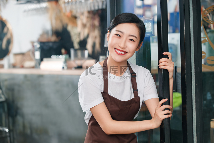 咖啡店门口迎接顾客的女服务员