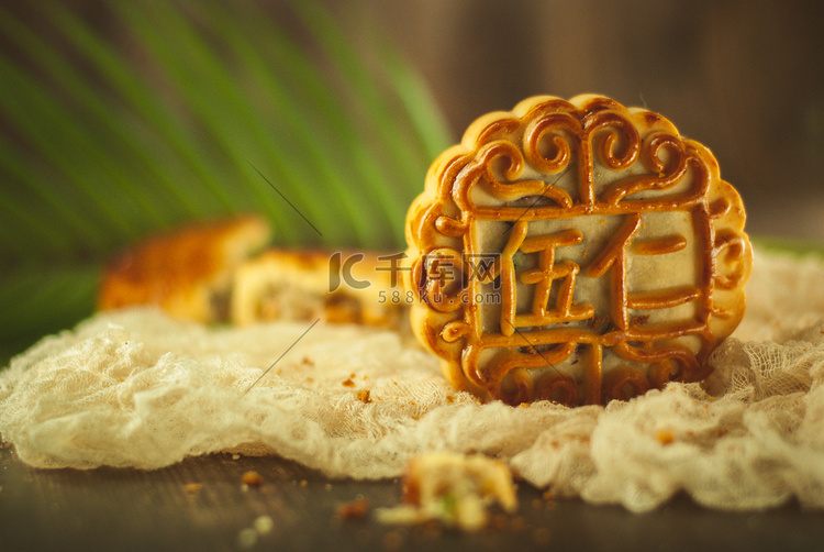 中秋节八月十五月饼在桌子上立着