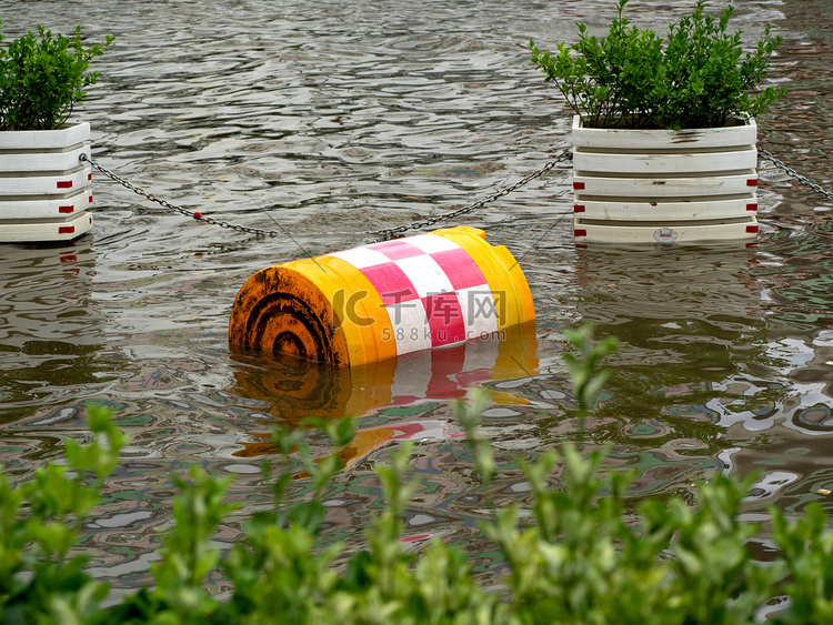 被淹的城市白天防护桶在大雨积水