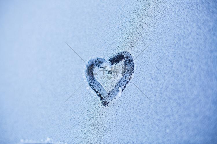 小雪后的手绘爱心