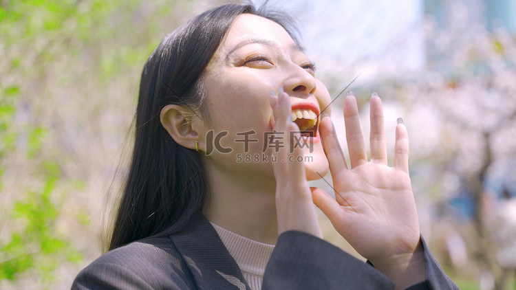 年轻职业白领女性成功开心呐喊呼