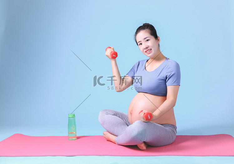 成人运动健身孕妇瑜伽摄影图配图