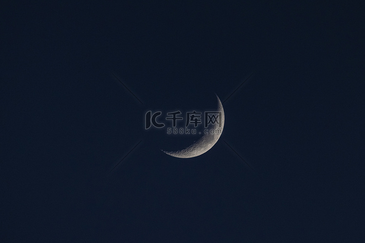 弯月晚上月亮月亮月亮摄影图配图