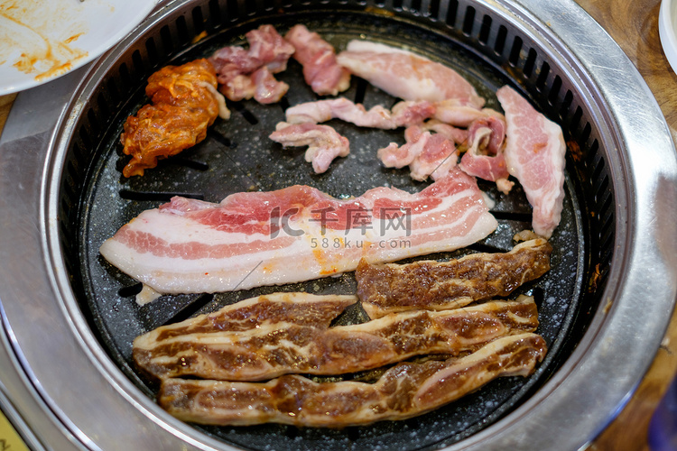 韩国烤猪肉和牛肉烧烤