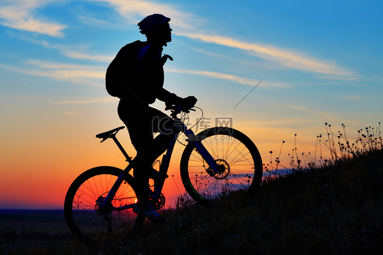 骑自行车的人和自行车对星空背景