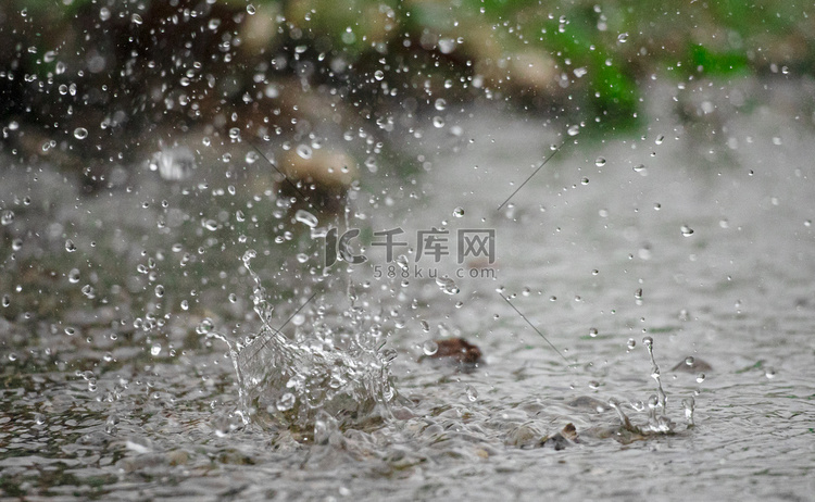 雨滴飞溅摄影图秋季雨室外飞溅摄