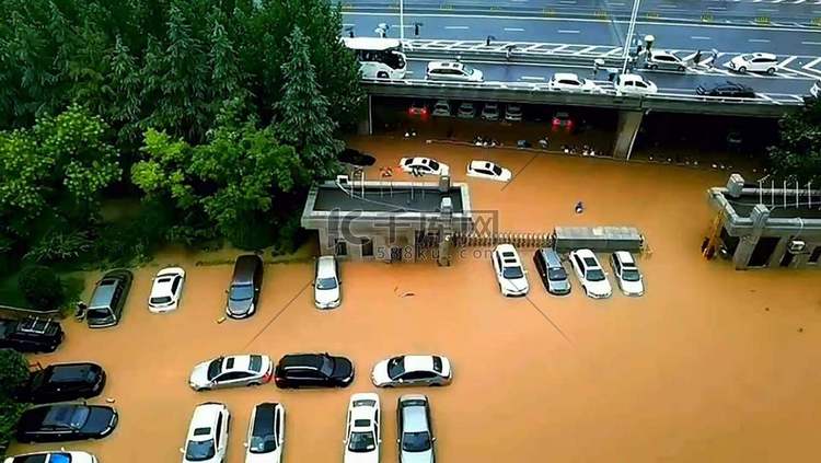 洪涝灾害防洪减灾郑州加油摄影图