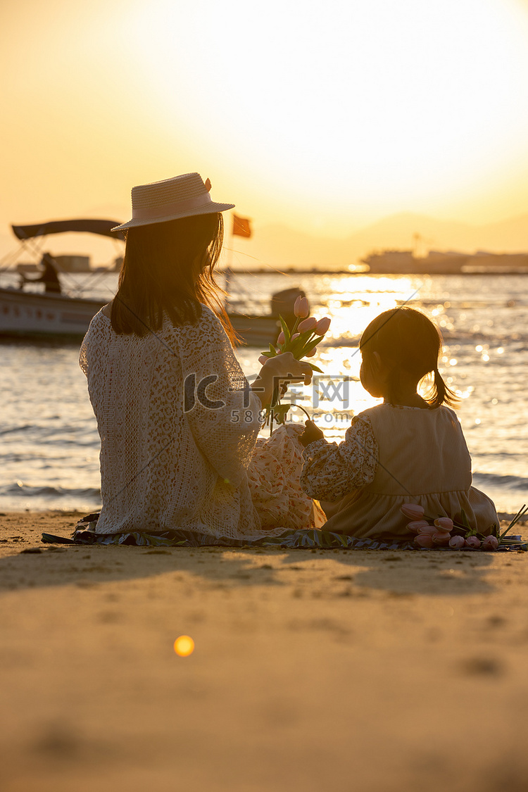 母亲节海边夏天日落温馨摄影图配