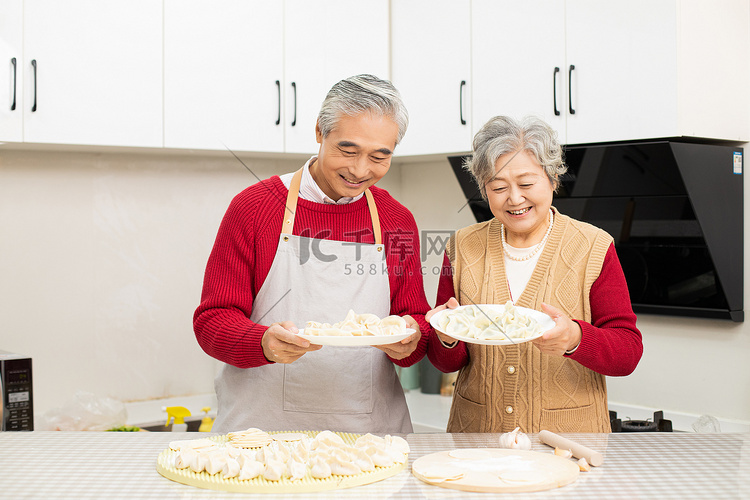 厨房准备年夜饭包饺子的老年夫妻