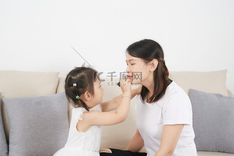 儿童儿童节女孩给妈妈涂口红摄影