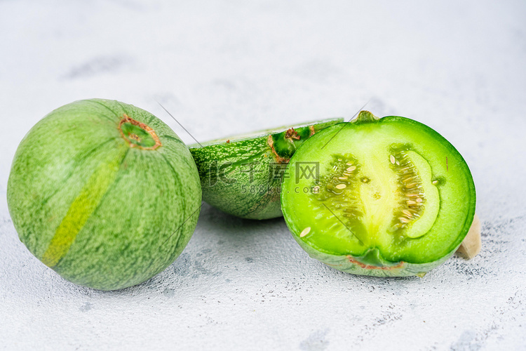 绿宝甜瓜白天瓜果室内食物摄影图