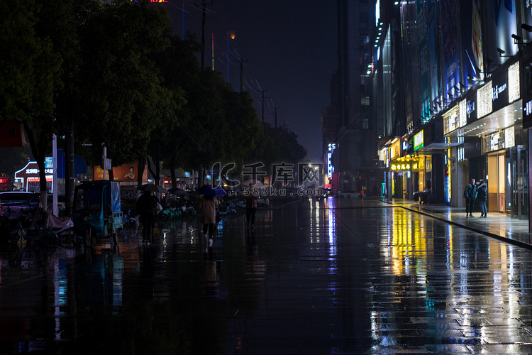 雨晚上雨水街道下雨摄影图配图