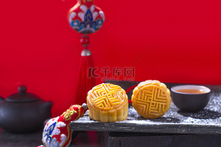 传统美食中秋月饼喜庆创意摄影图