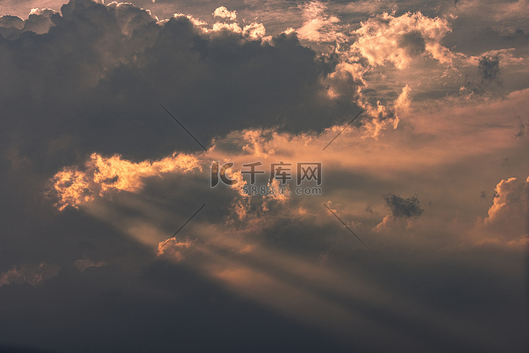 耶稣光下午西湖上空的云天空云层