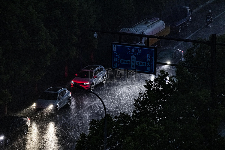 暴雨行驶傍晚汽车马路驾驶摄影图
