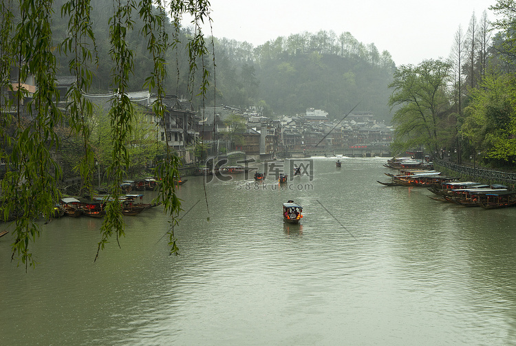 沱江春雨白天湖南凤凰城雨中沱江