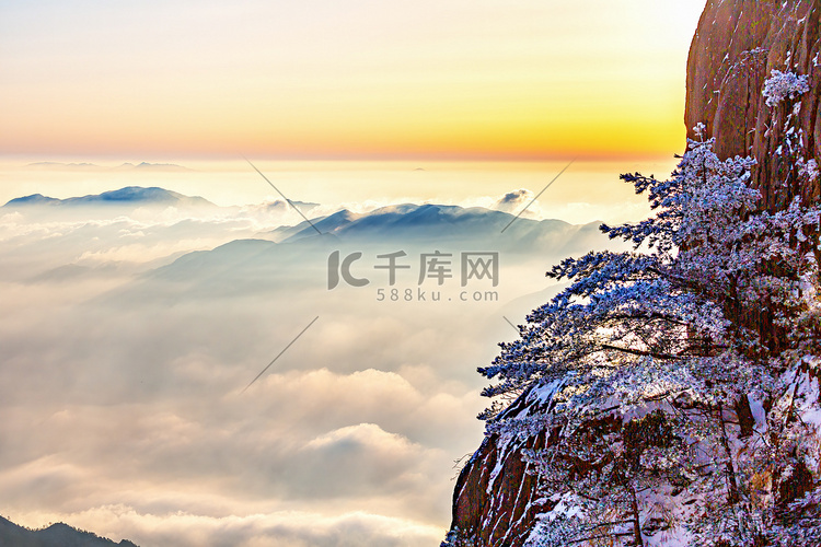 冬日旅行早上雪山山区飘动摄影图