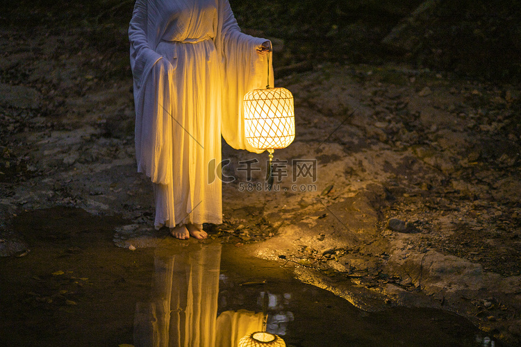 提着灯笼的女子夜晚女子溪边无摄