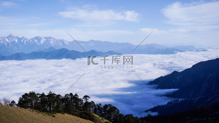 高原雪山云海云层山峰飘渺风景