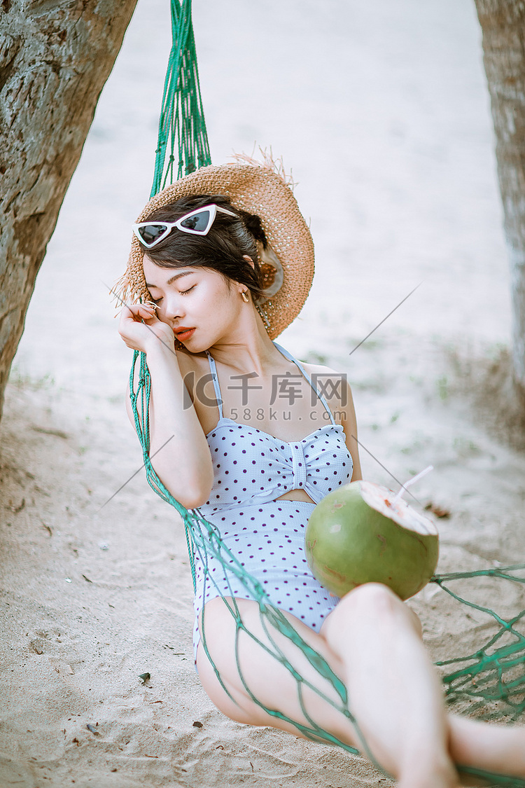 人物形象夏天美女沙滩休息摄影图