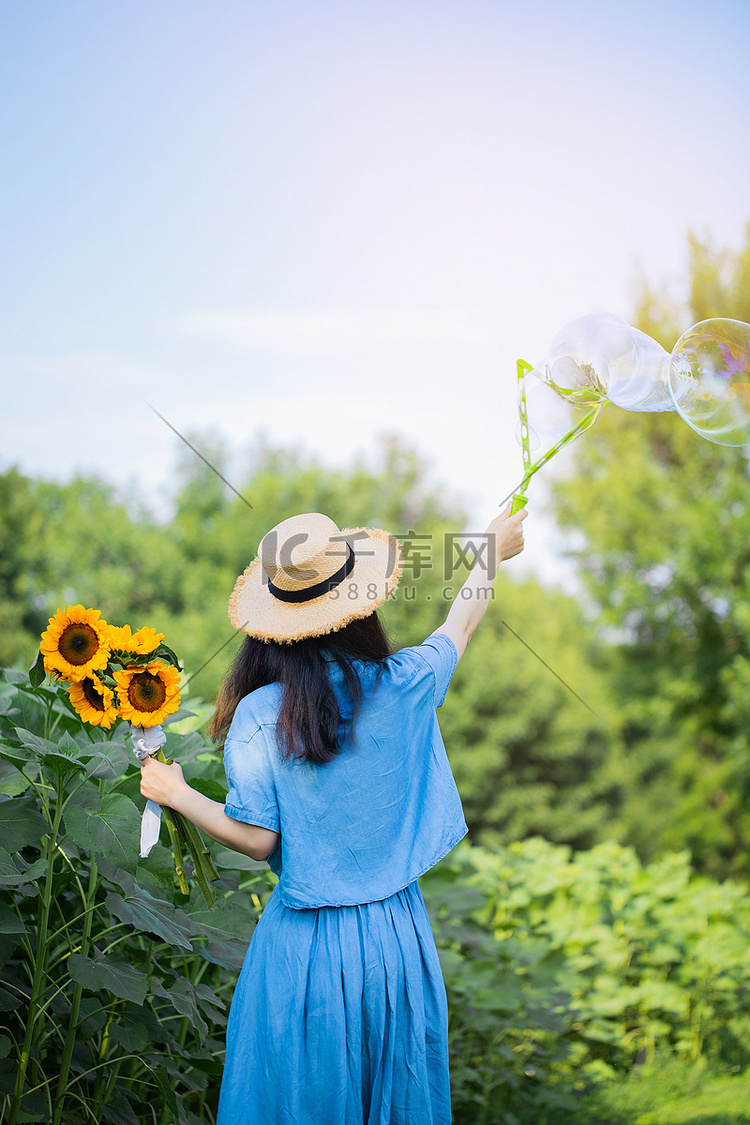 夏天文艺白天美女户外玩泡泡摄影