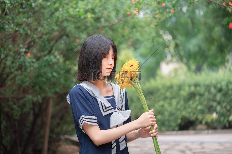 夏日白天美女户外公园向日葵花朵