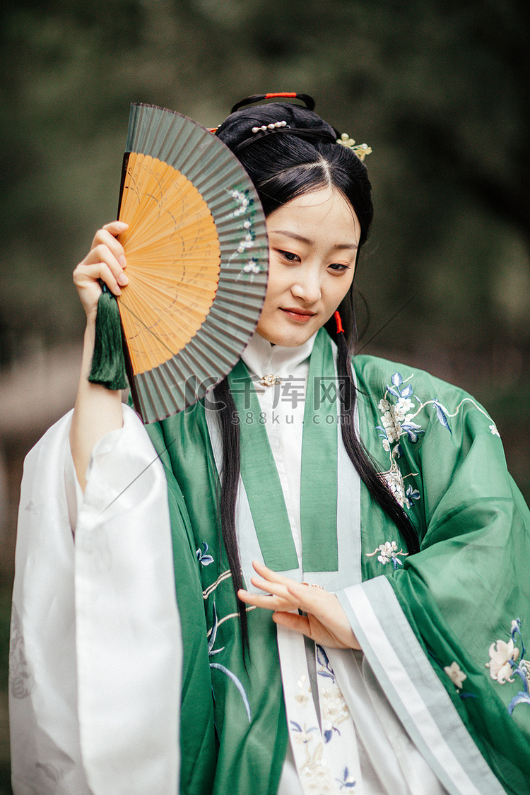 汉服美女白天汉服美女公园用扇子