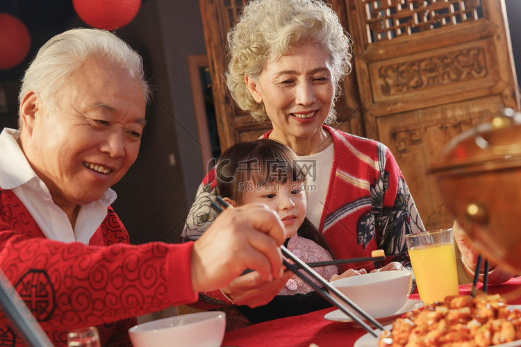 幸福的祖父母和孙女用餐