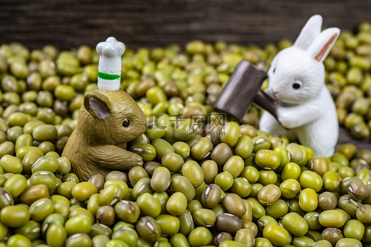 小兔创意捣绿豆食材场景图摄影图