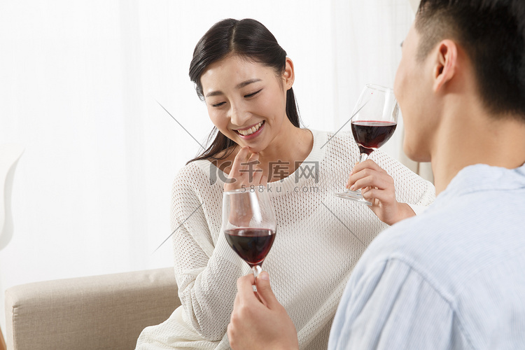 青年情侣喝红酒