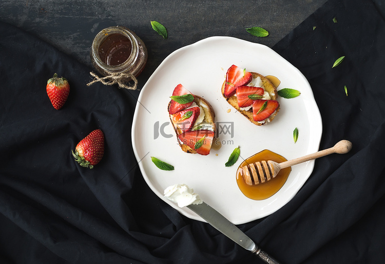 草莓蜂蜜制作的甜点