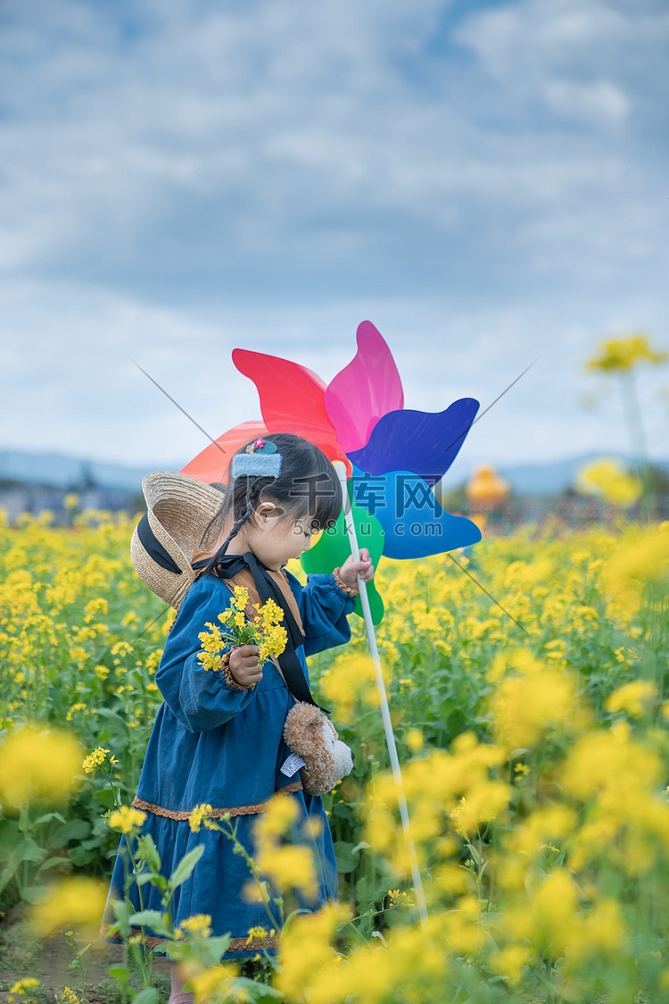 乡村生活春天女孩风车蓝天赏花摄