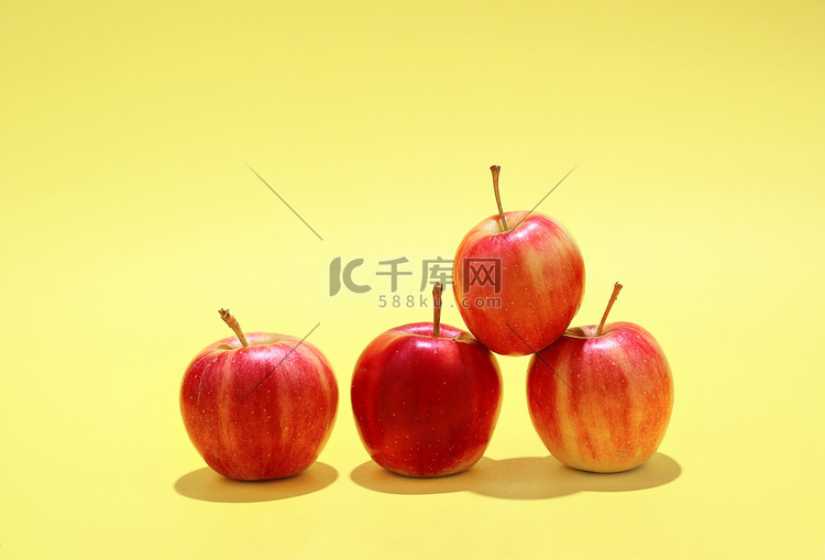 蔬果棚拍苹果水果黄色背景摄影图