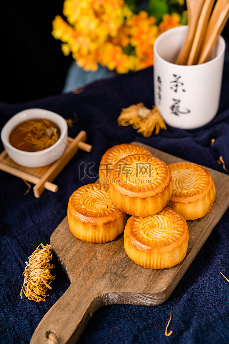 美食月饼中秋传统节日食品摄影图