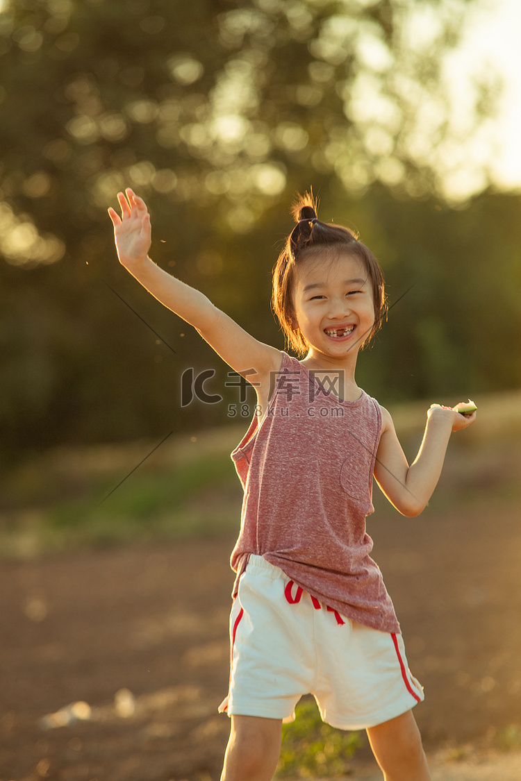 夏日儿童人像夕阳可爱小男孩麦田