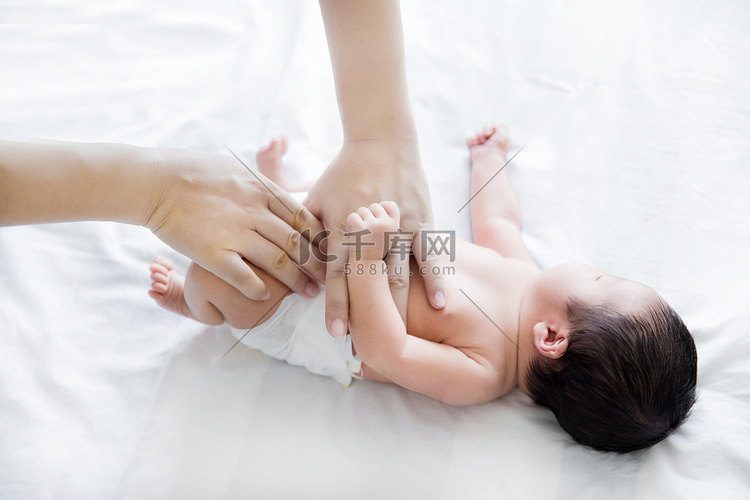 婴儿护理新生母婴穿尿不湿照顾宝