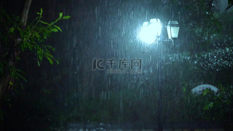 夏季夜雨暴雨意境夜晚下雨街道