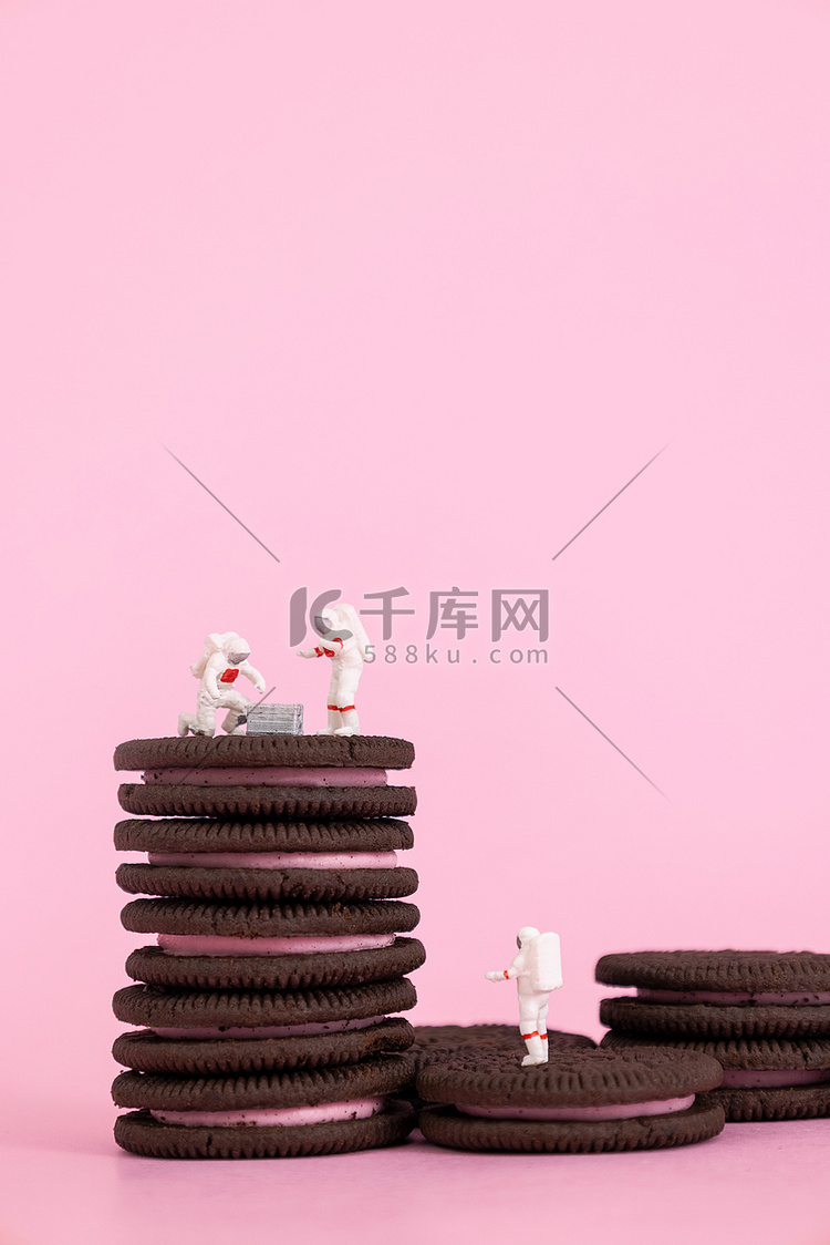 创意美食饼干夹心巧克力粉色背景