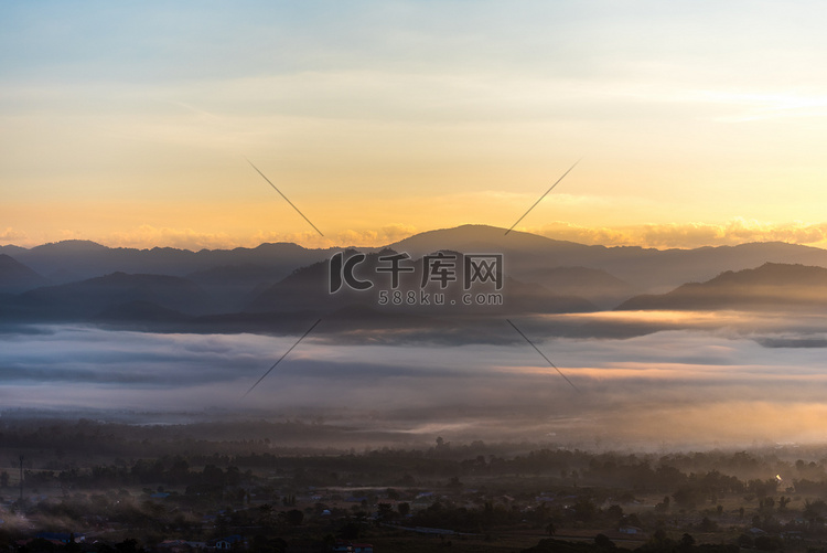 山与太阳和雾的全景